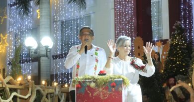 Encabezan Américo y María desfile navideño y el tradicional encendido del Pino