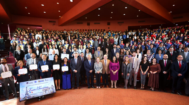 Acreditan enseñanza del francés en aulas de UANL