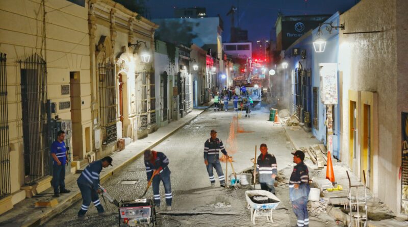 Interviene Monterrey más de 200 m² con bacheo en Barrio Antiguo