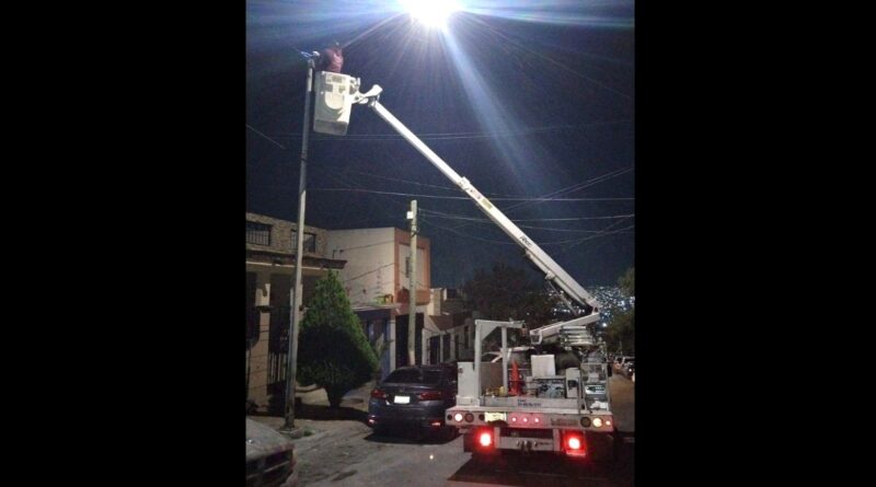Rehabilitan alumbrado público en Santa Catarina