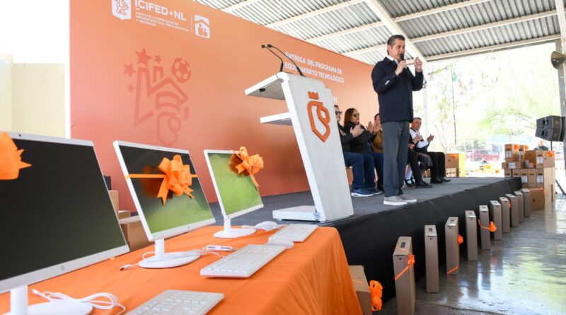 Entregan más de 100 computadoras e internet satelital a primarias y secundarias en San Bernabé 