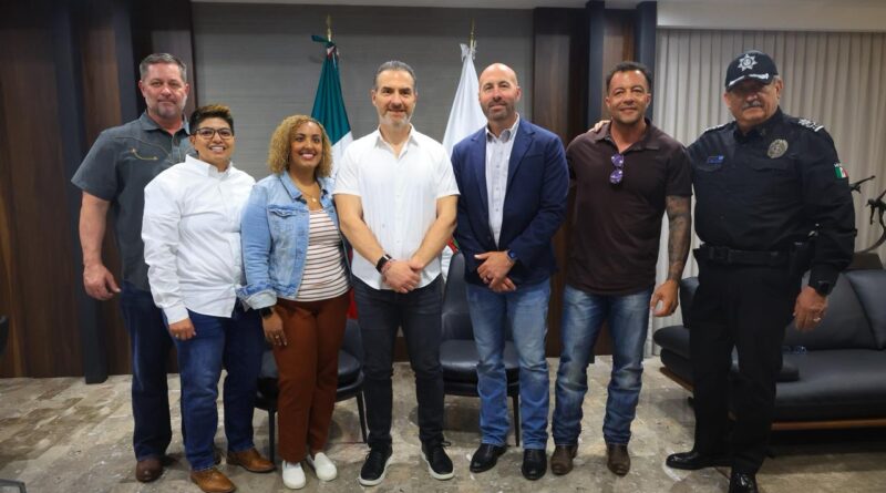 Visitan policías de Dallas al alcalde Adrián de la Garza