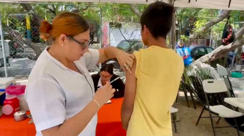 Llevan vacunación a entrada de La Huasteca