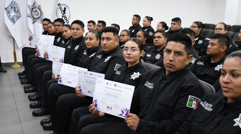 Entregan constancias a 40 cadetes que terminan curso de inglés