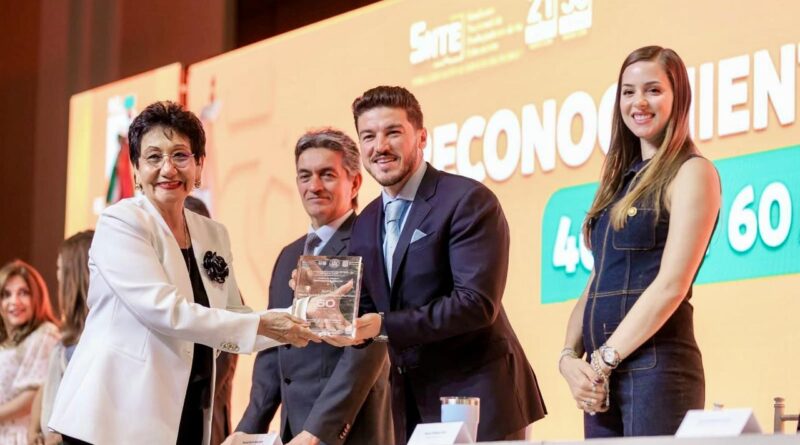 Reconocen a Mtra. Lupita Rodríguez por 60 años de labor docente