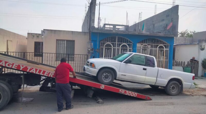 Asegura Policía de Juárez camioneta utilizada para tirar basura en baldío