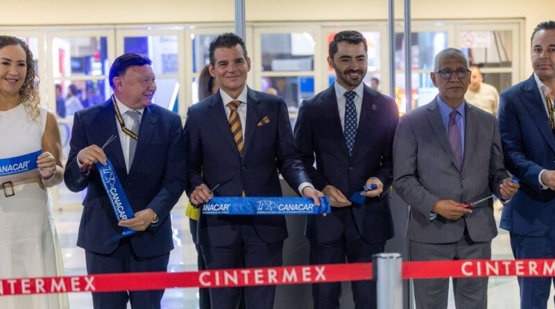 Reconoce Miguel Flores importancia del sector transportista para desarrollo económico