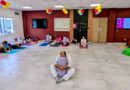 Disfrutan abuelitos de clases de yoga en DIF de Santa Catarina