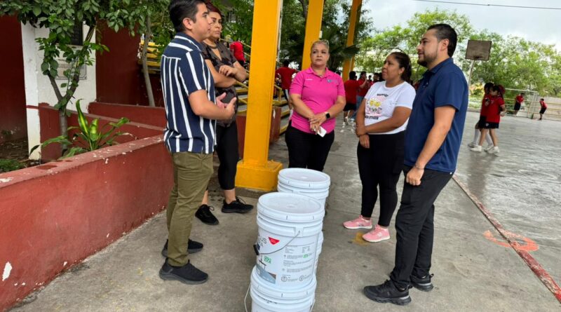 Entrega Miguel Lechuga material para mantenimiento de escuelas en Santa Catarina