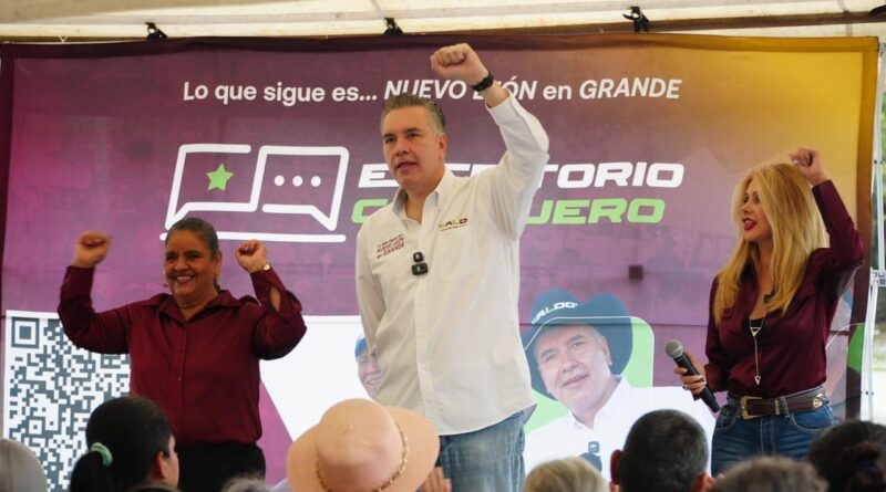 Refuerza Waldo presencia en Santa Catarina con “Escritorio Callejero”