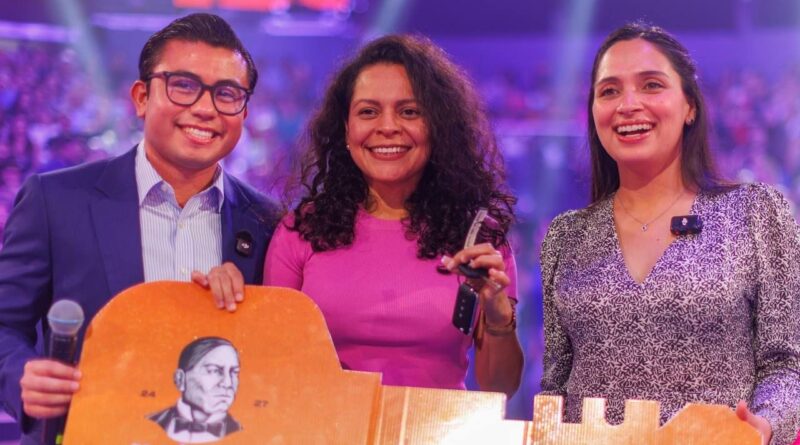 Reconoce Juárez a más de 6 mil docentes en festejo “A la orden pa los Profes”