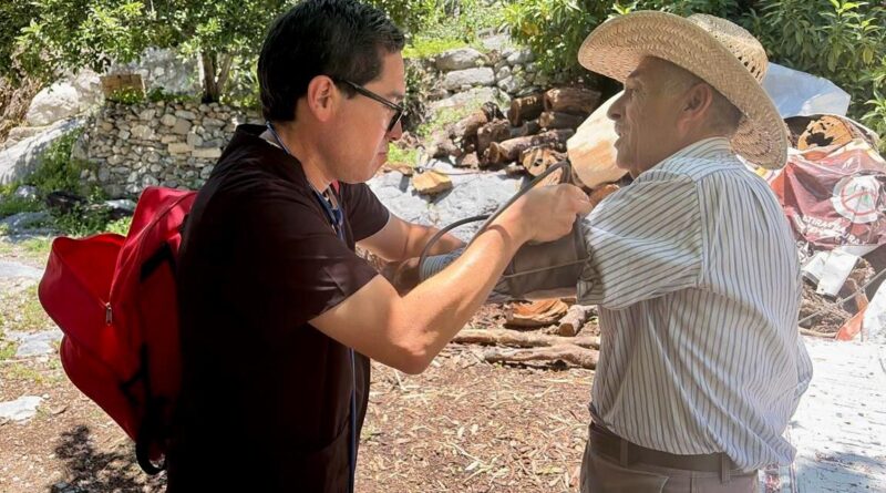 Llevan brigada médica a comunidades de La Huasteca