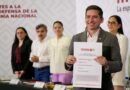 Entrega Ariadna Montiel a Felipe Cantú su constancia de registro