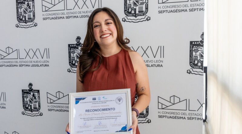 Recibe Greta reconocimiento del Colegio de Psicólogos 