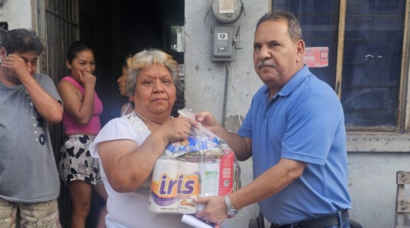 Entrega TESER apoyos en colonia Victoria