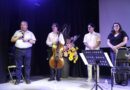 Disfrutan adultos mayores convivencia y concierto en familia
