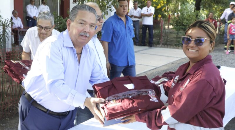 Entrega Escobedo uniformes a cuadrillas de Servicios Públicos