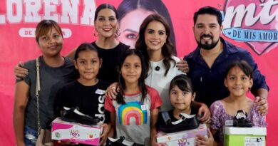 Cumple Lorena de la Garza con padres; entrega zapatos escolares