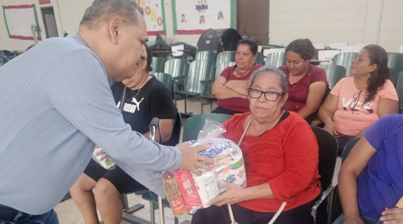 Entrega TESER apoyos en la colonia Argentina